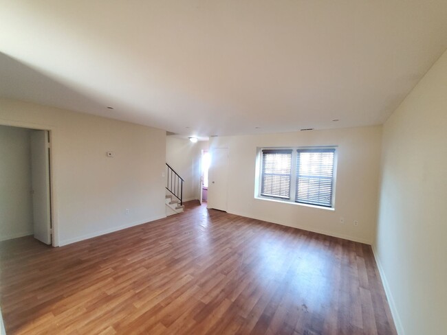 Building Photo - Three bedroom one and one half bath townho...