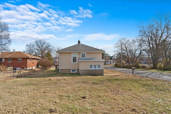 Building Photo - "Charming 3-Bed Haven with Hardwood Floors & 2 Full Baths in St. Louis!"  Hazelwood Schools.  Sec...