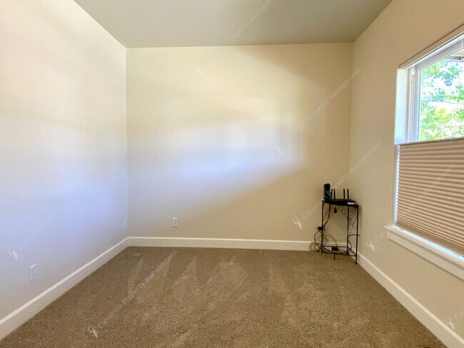 Building Photo - Charming Updated Home in Bend’s Old Farm D...