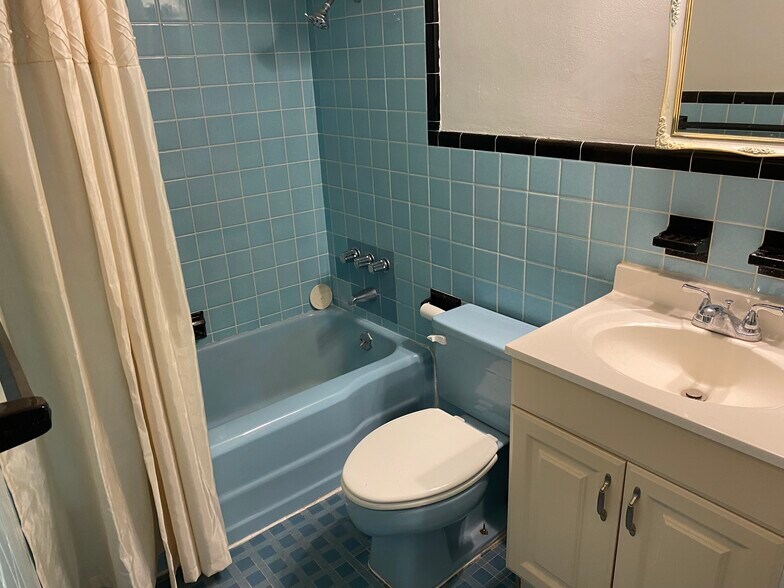 Building Photo - 1588 NE 110th St