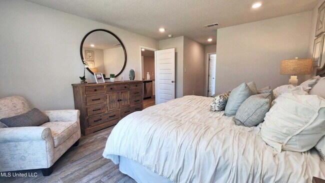 Building Photo - "Charming 3-Bedroom Home with 2 Full Baths...