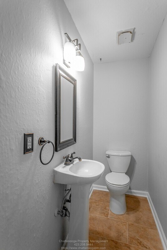 Building Photo - 900 Mountain Creek Rd