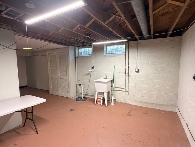 Building Photo - Move-In Ready 2 bedroom, 1.5 bathroom Home in Livonia