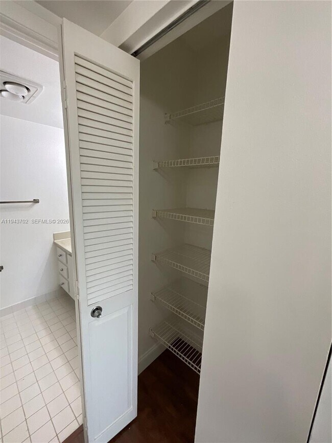 Building Photo - 919 Hillcrest Dr