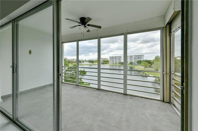 Building Photo - 2751 N Palm Aire Dr