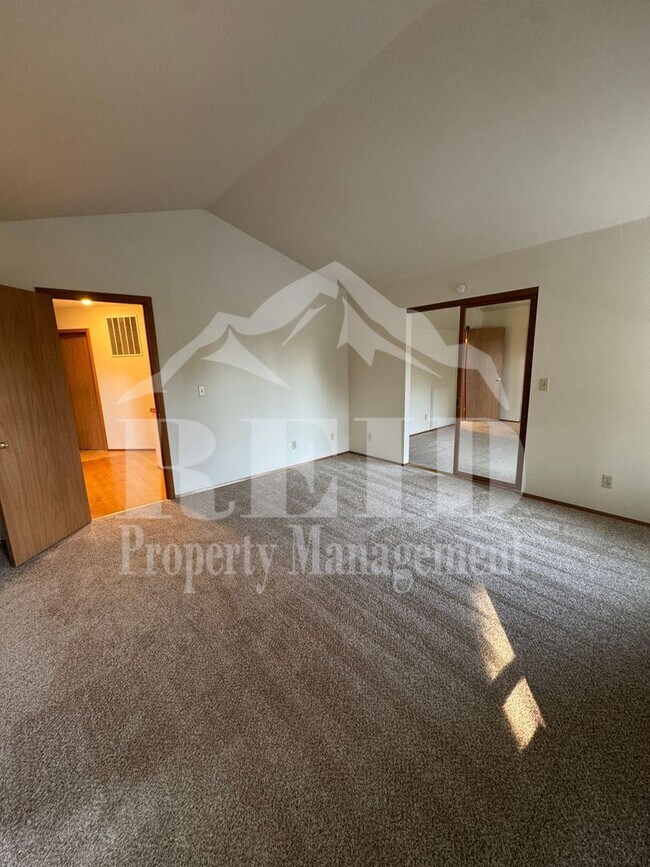 Building Photo - 979 NW Calypso Cir