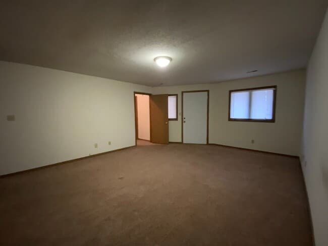 Building Photo - 4 Bedroom 3 Bath Condo