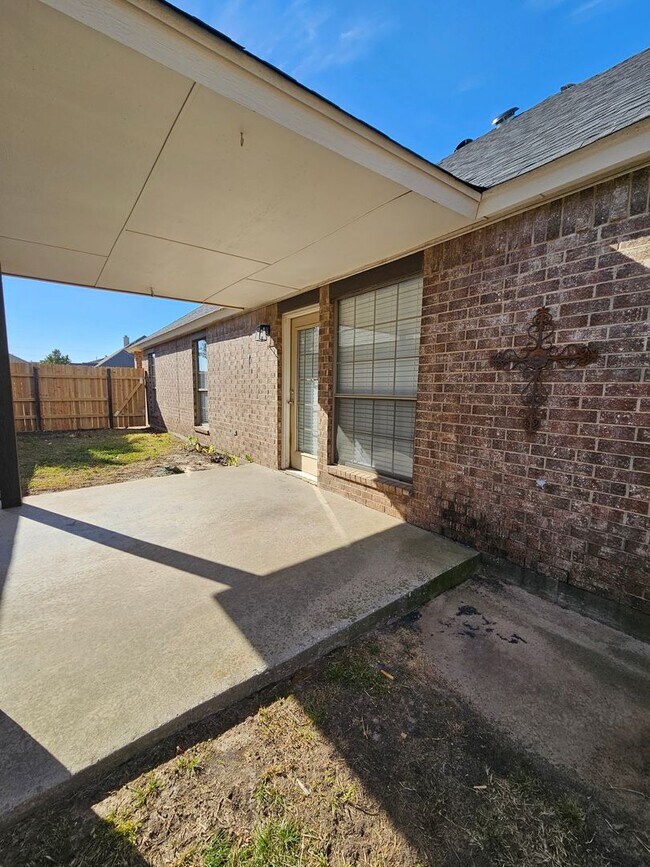 Building Photo - (3) Bed or (2)Bed + Bonus Room/(2.5) Bath in Moore Avail NOW! Pets Negotiable!