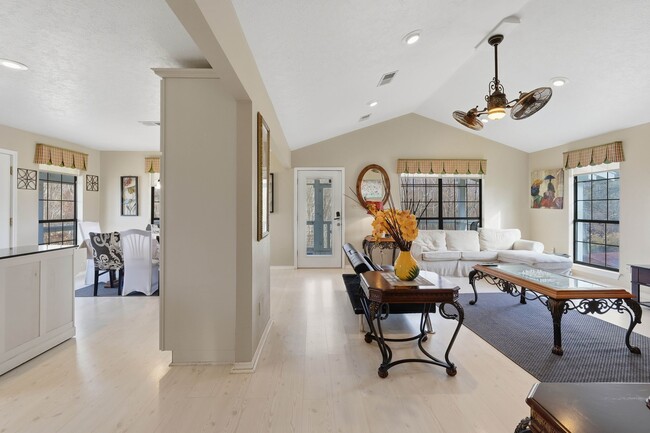 Building Photo - 360 S Lakeside Dr