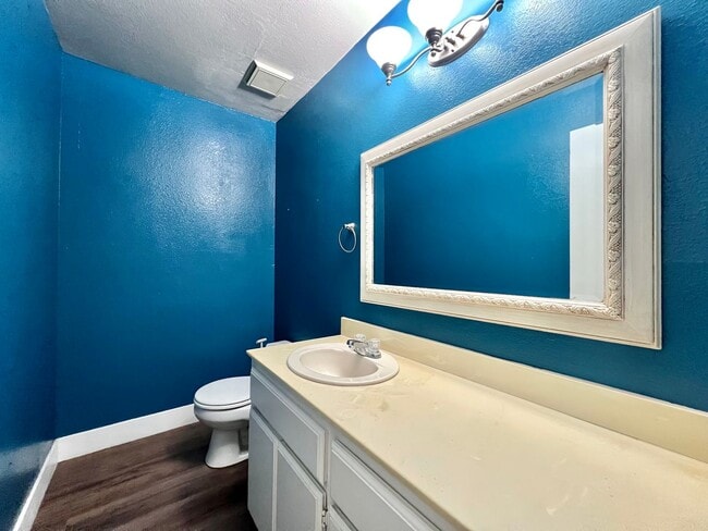 Building Photo - Charming Apartment in Gilroy
