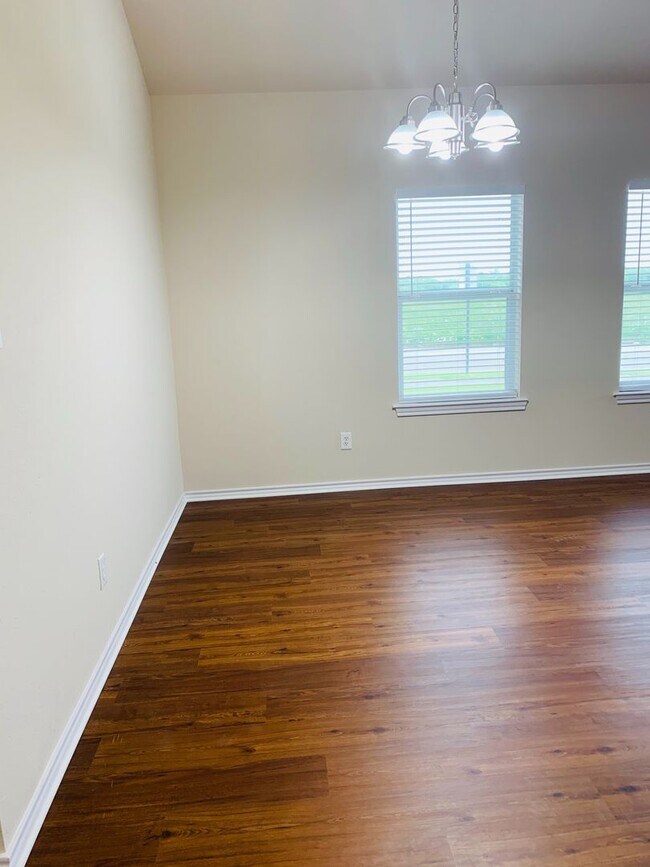 Building Photo - Charming 3/2 Duplex with Garage — No Carpet, Fenced Yard!