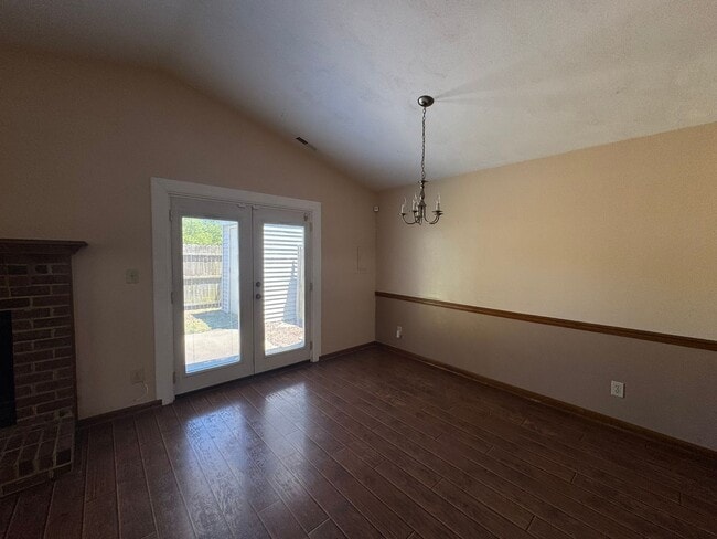Building Photo - Cozy Townhouse