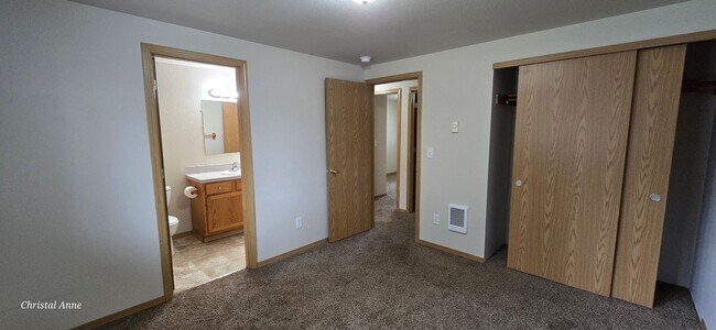 Building Photo - 2261 E Crestview Dr