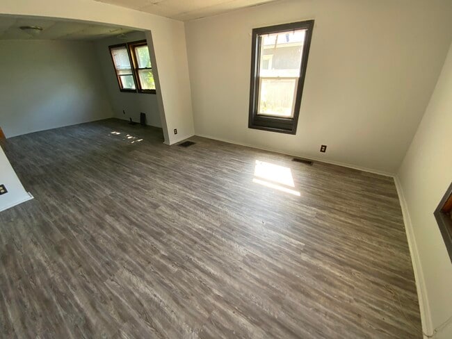 Building Photo - 17 Fairweight-