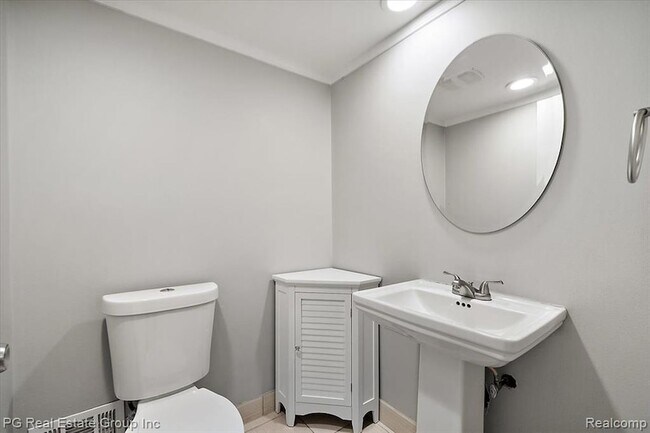 Building Photo - 1432 Oakbrook E Dr