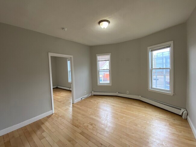 Primary Photo - 139 Bowdoin St