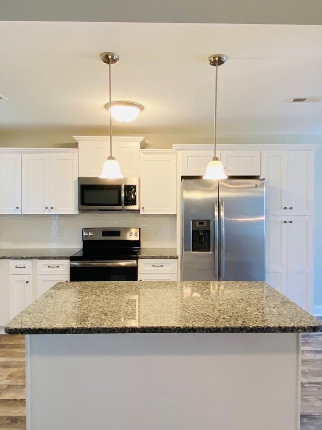 Building Photo - Luxury Home