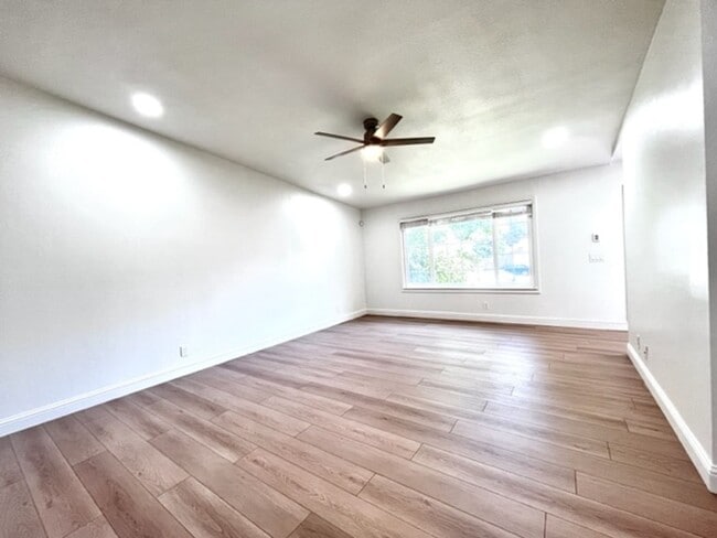 Building Photo - Updated and Move-In Ready 3BD/2BA, Single-...