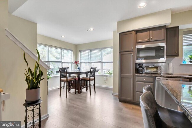 Building Photo - 121 High Pointe Dr