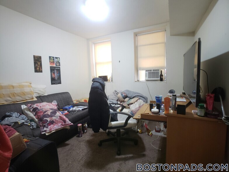 Building Photo - 192 Kelton St