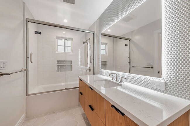 Building Photo - 1545 Laurel Pl