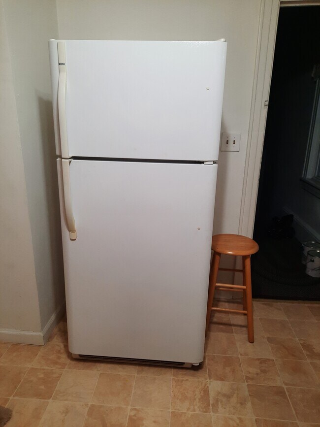 REFIDGERATOR - 27 Vernon Ave