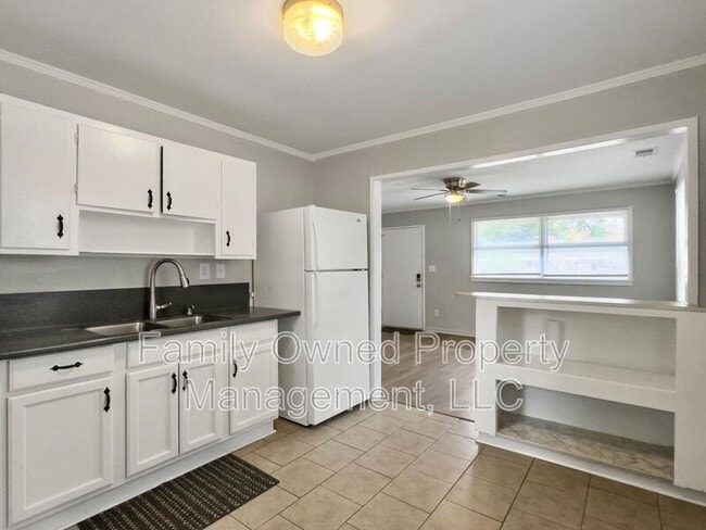 Building Photo - 5805 Chaucer Dr