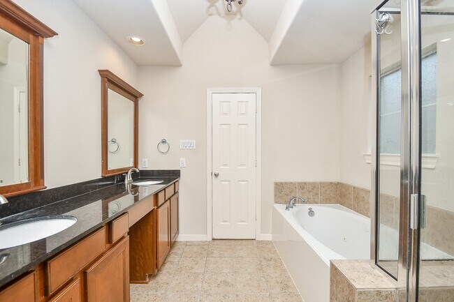 Building Photo - 3126 Clearview Cir