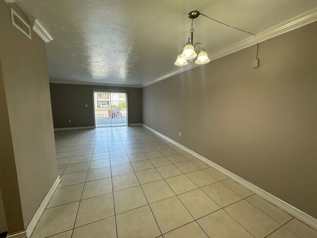 Building Photo - 1830 Maravilla Ave