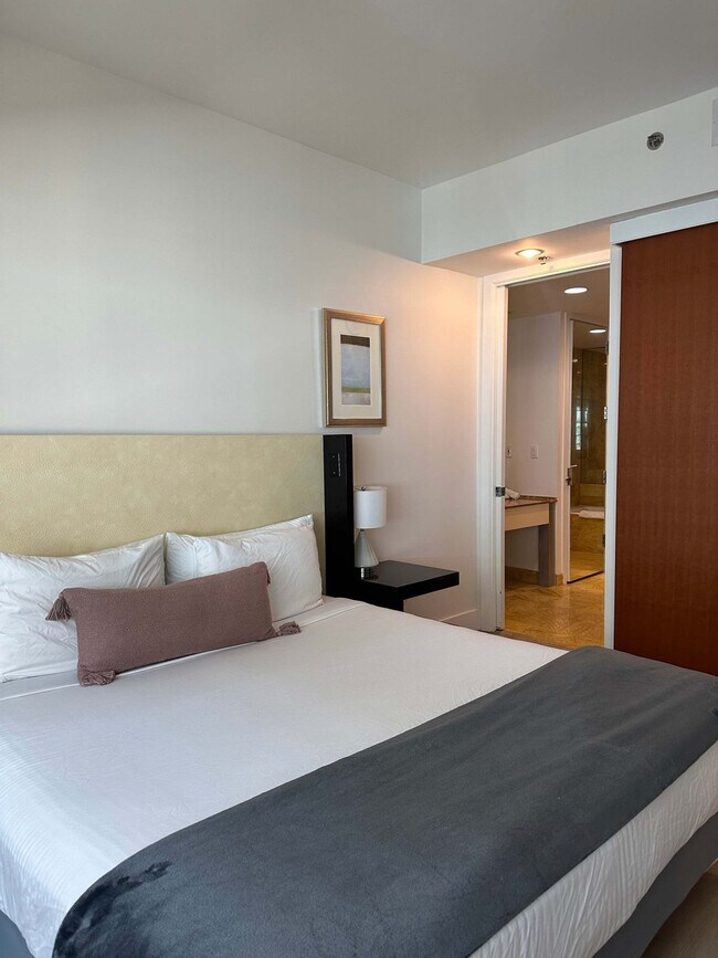 Building Photo - 1395 Brickell Bay Dr