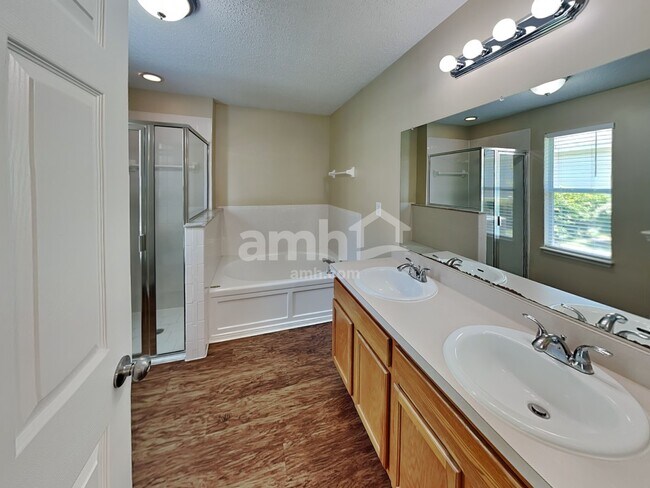 Building Photo - 14428 Woodfield Cir N