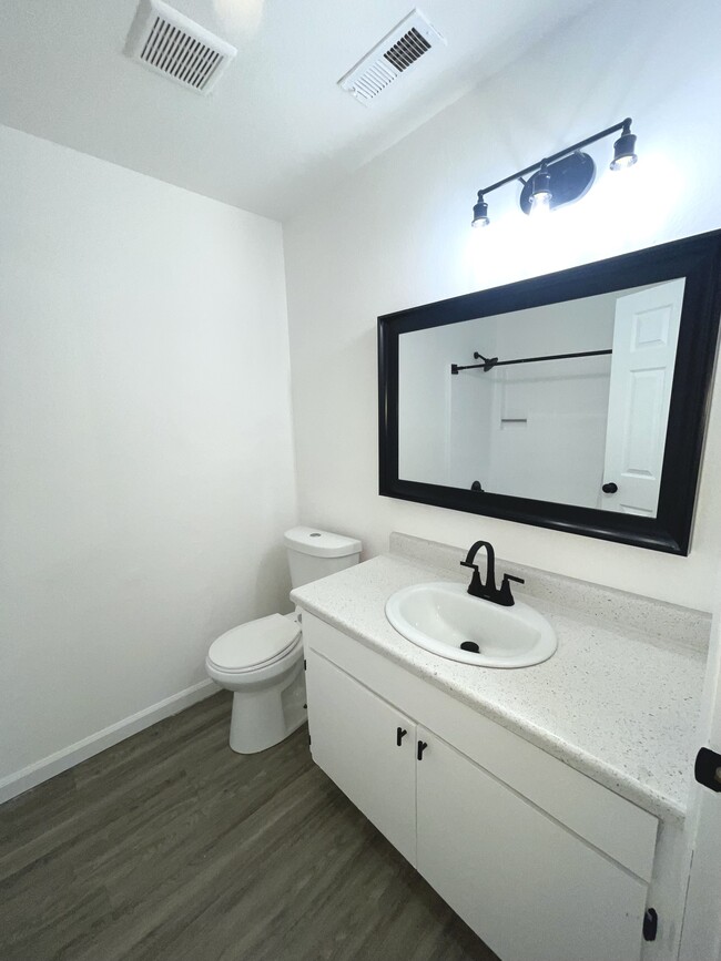 Full bathroom - 2712 Taft St