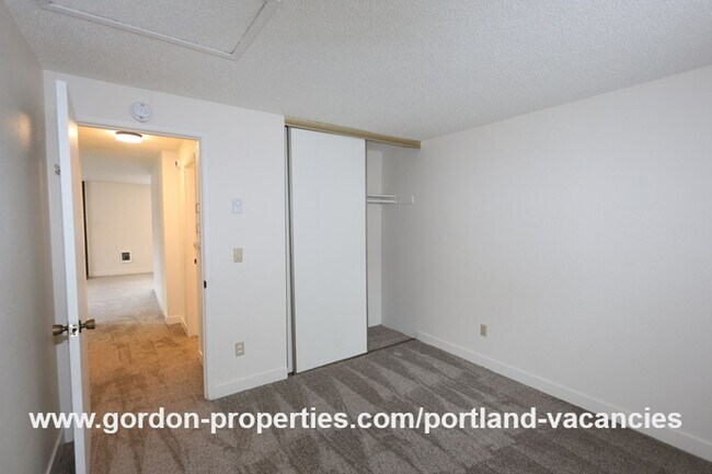 Building Photo - SE 15th Ave - remodeled 3 bedroom duplex w...