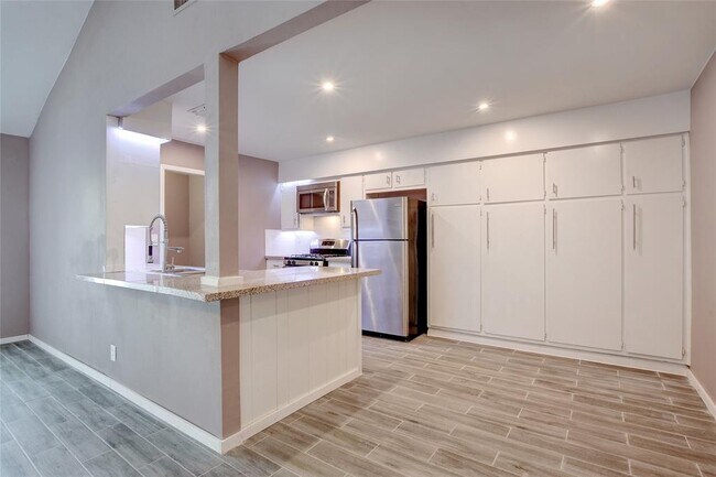 Building Photo - 1301 Thornridge Rd