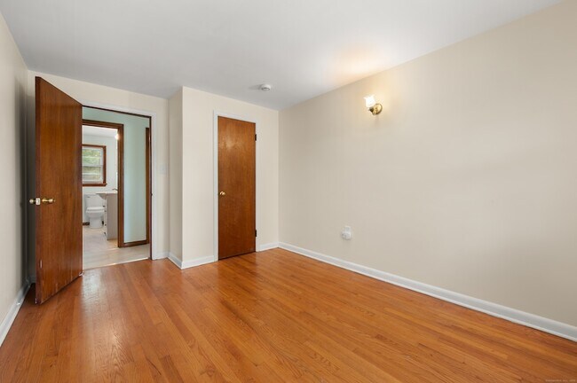Building Photo - 204 Dunham St