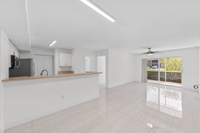 Building Photo - ANNUAL UNFURNISHED 2/2 IN NAPLES!!