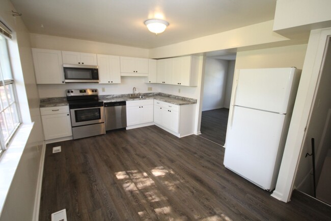 Building Photo - Freshly renovated 3 bedroom with bonus roo...