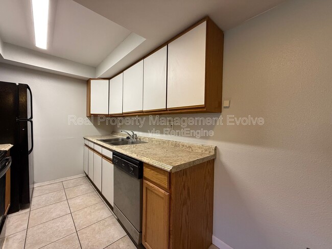 Building Photo - 1336 E Mountain View Rd