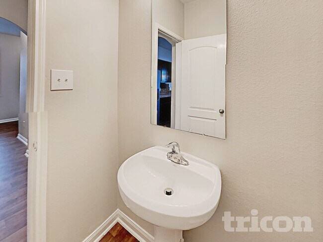 Building Photo - 17142 Common Point Dr