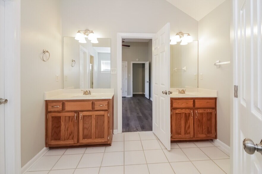 Building Photo - 6163 E Morgan Manor Dr