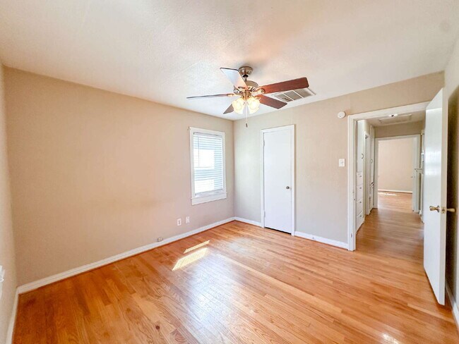Building Photo - 2-bedroom, 1-bath home in Maxey Park!