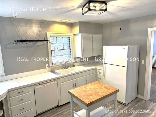 Building Photo - Gorgeous Deforest house for rent with many...
