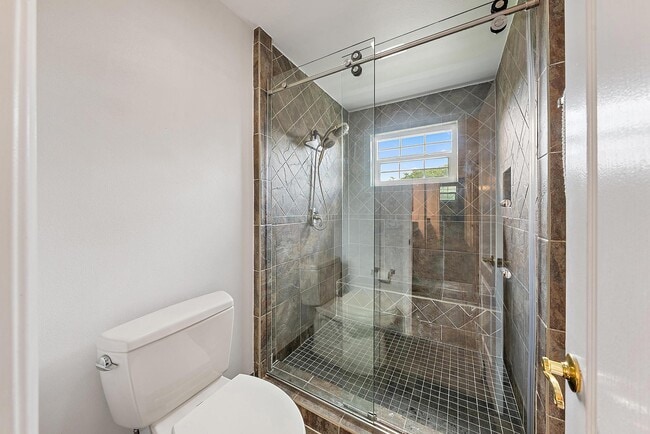 Building Photo - 17 Commodore Pl