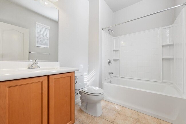 Building Photo - Spacious 3/3 Townhouse in North Clovis