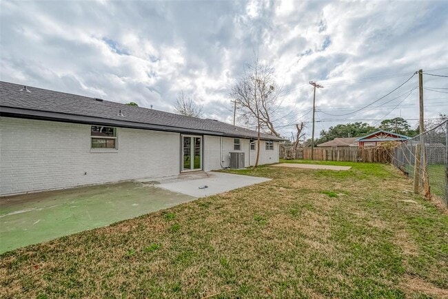 Building Photo - 300 Lane Dr