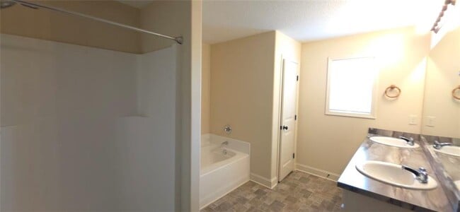 Building Photo - 2125 Savannah Dr