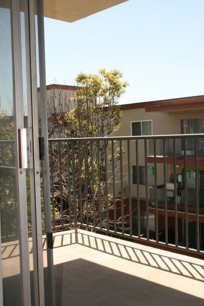 Building Photo - 400 N Acacia Ave
