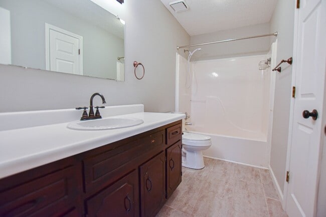 Building Photo - Pet Friendly Three Bedroom!