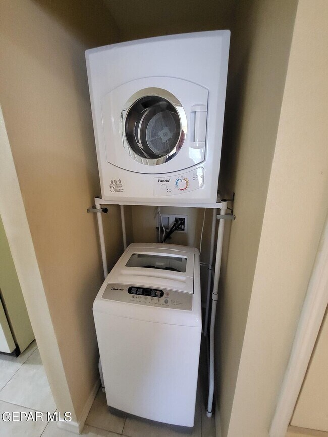 Building Photo - 7365 N Loop Dr