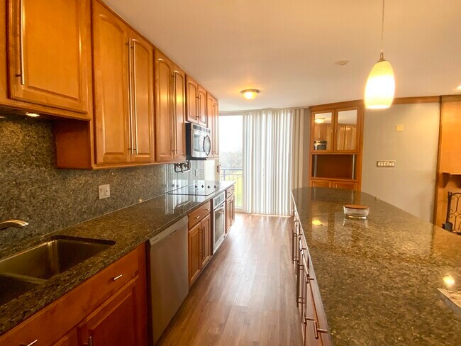 Building Photo - 5820 Oakwood Dr
